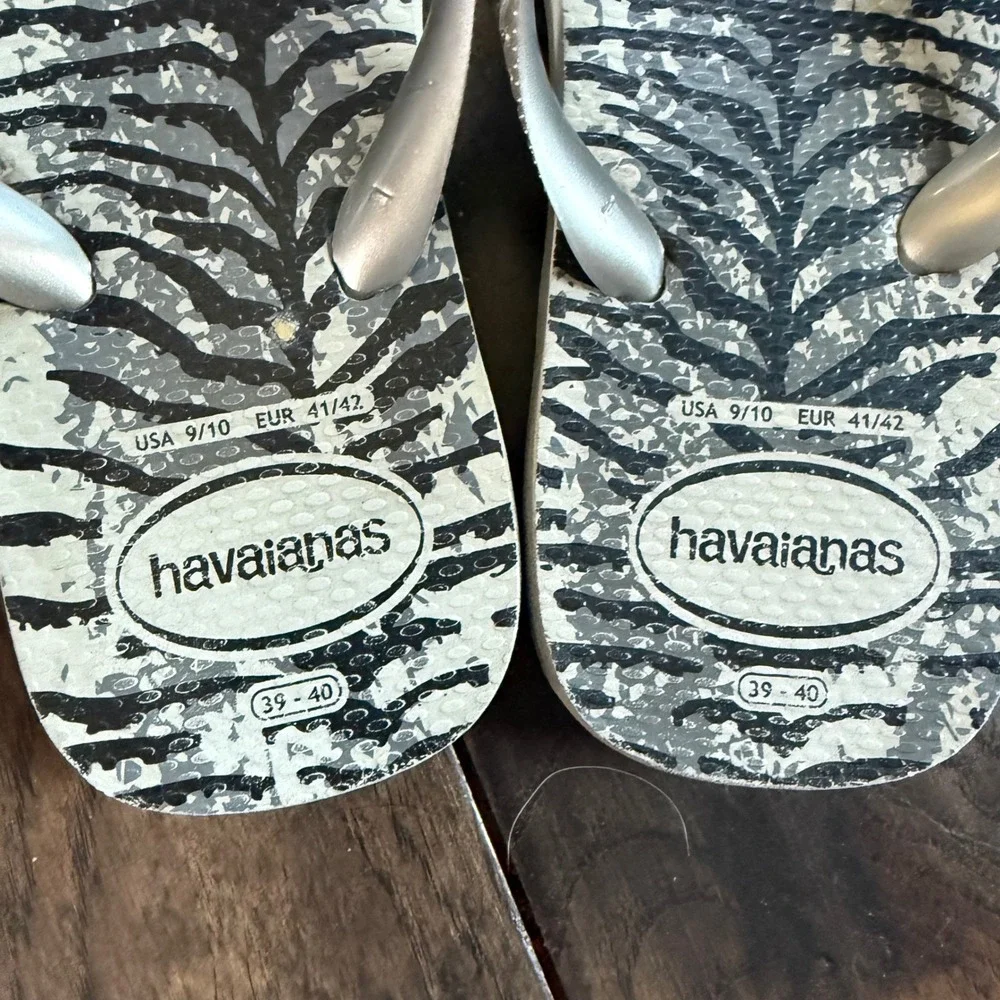 Havaianas Zebra Print Flip Flops Silver Metallic Straps Womens Size 9/10 Grey